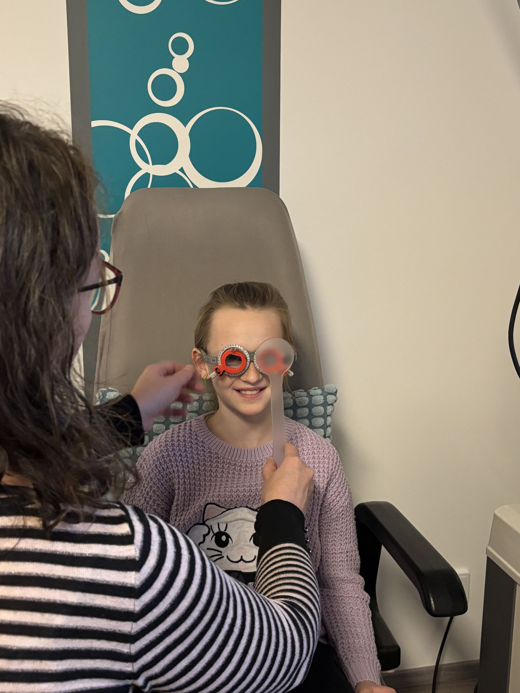 Kind mit Messbrille